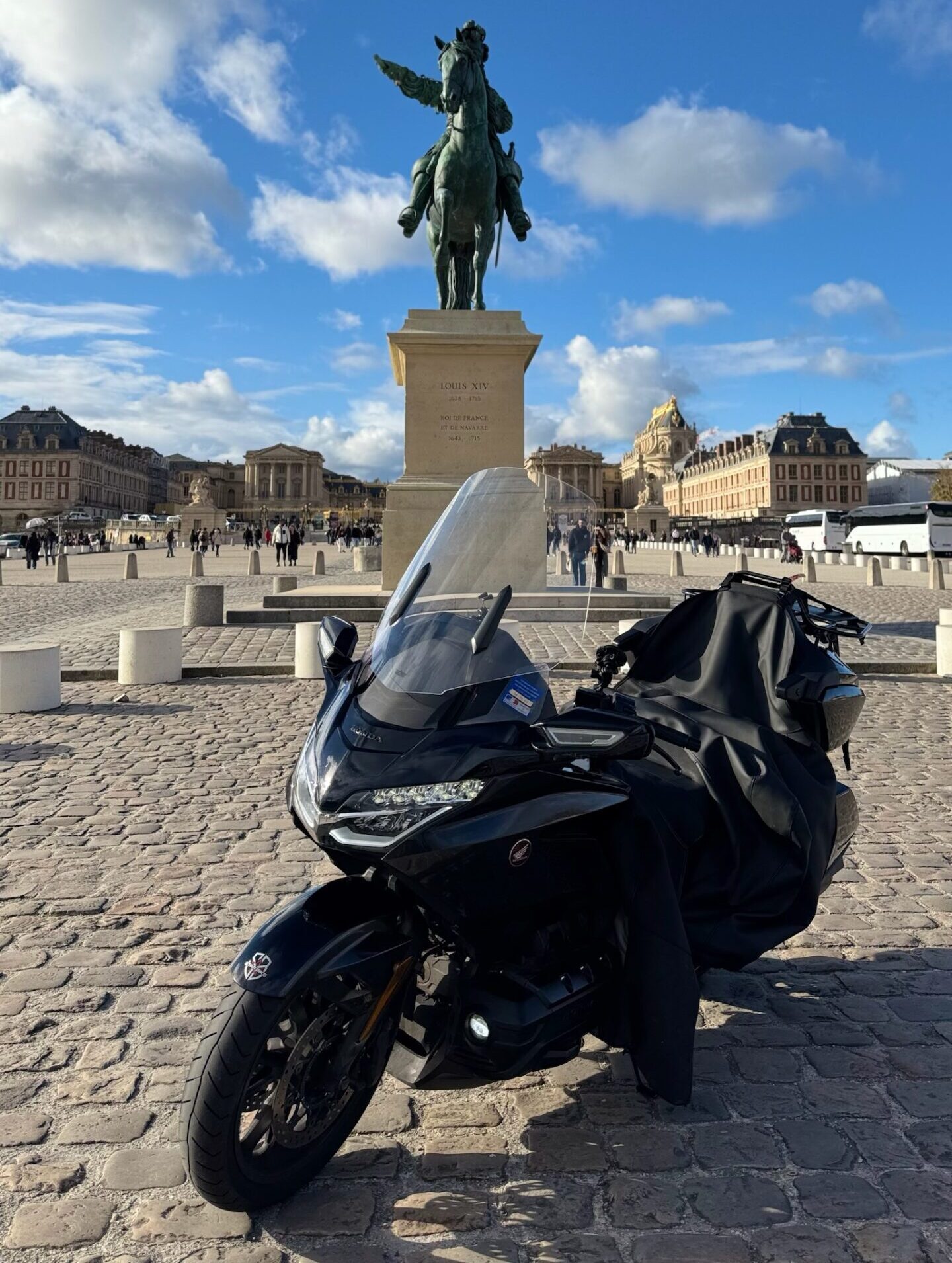 taxi moto de type Honda gold wing stationné en rue a Paris