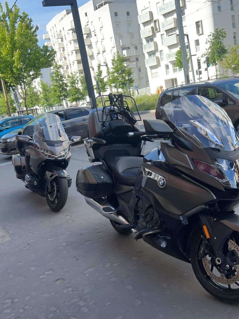 deux taxi motos de safe mobility stationnées en rue a paris