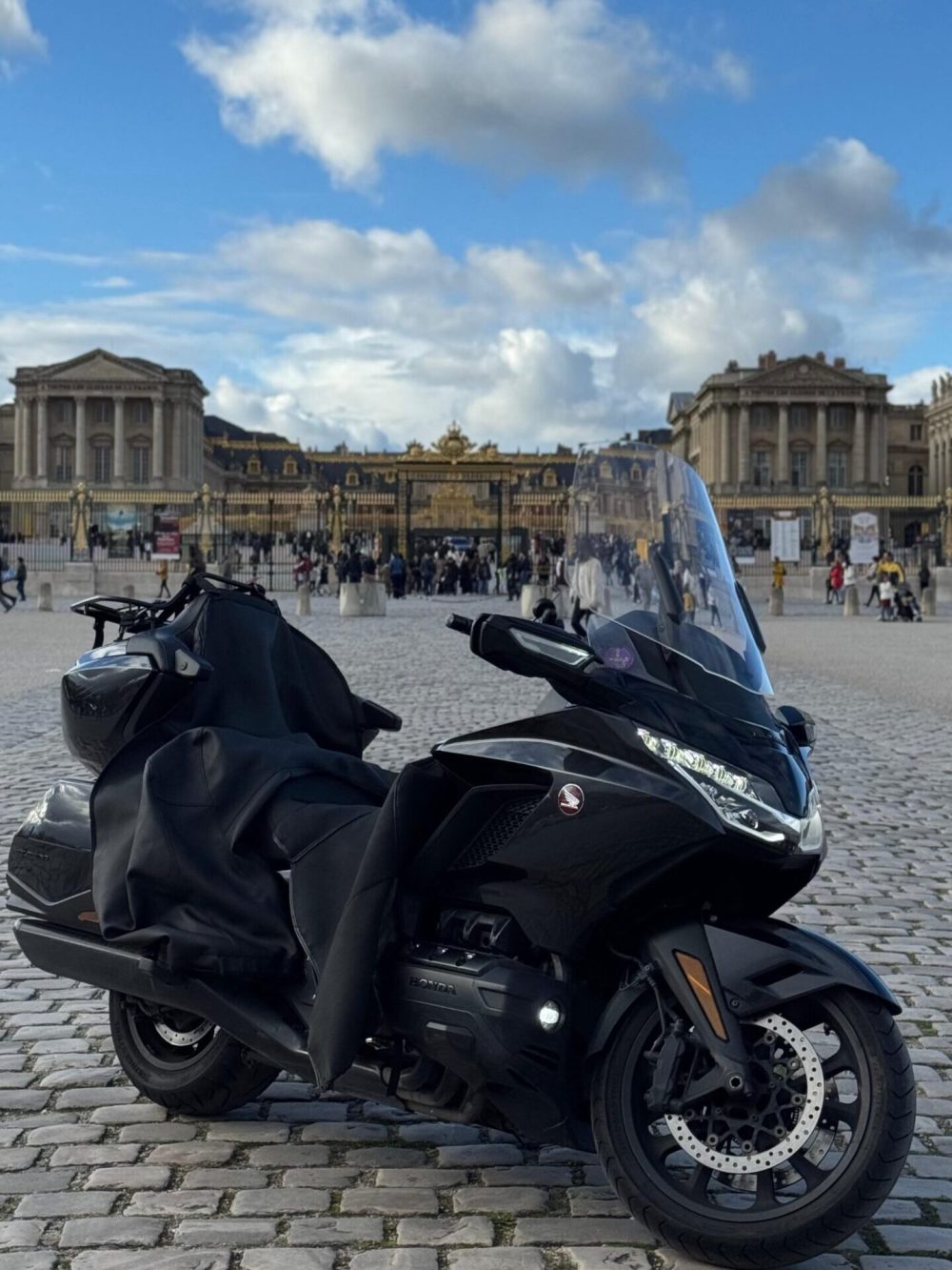 taxi moto noir de safe mobility garé a Paris